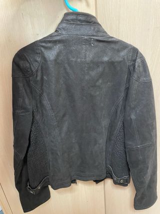 Cazadora de cuero negra