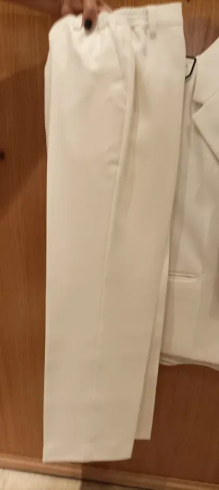 Traje comunión niño chaleco estampado y camisa.