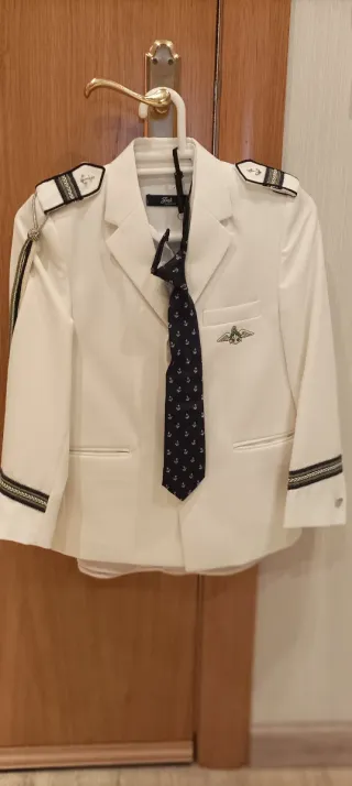 Traje comunión niño chaleco estampado y camisa.