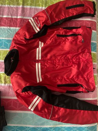 Chaqueta de moto roja y negra. Talla M