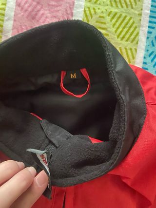 Chaqueta de moto roja y negra. Talla M