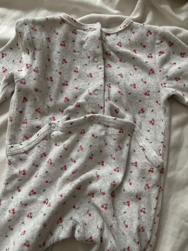 Pijama bebé 6 meses estampado cerezas