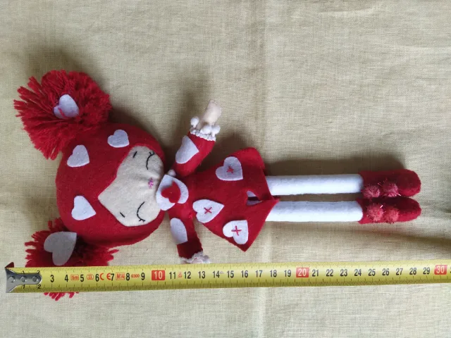 Muñeca de fieltro roja con corazones