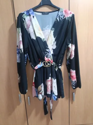 Blusa floral manga larga con cinturón