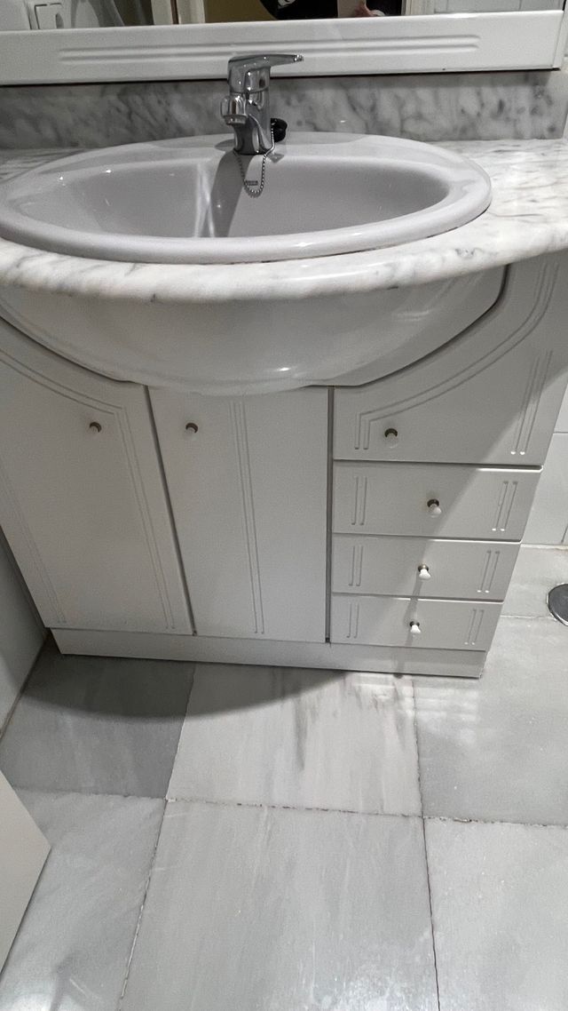 Mueble de baño con lavabo y encimera de mármol