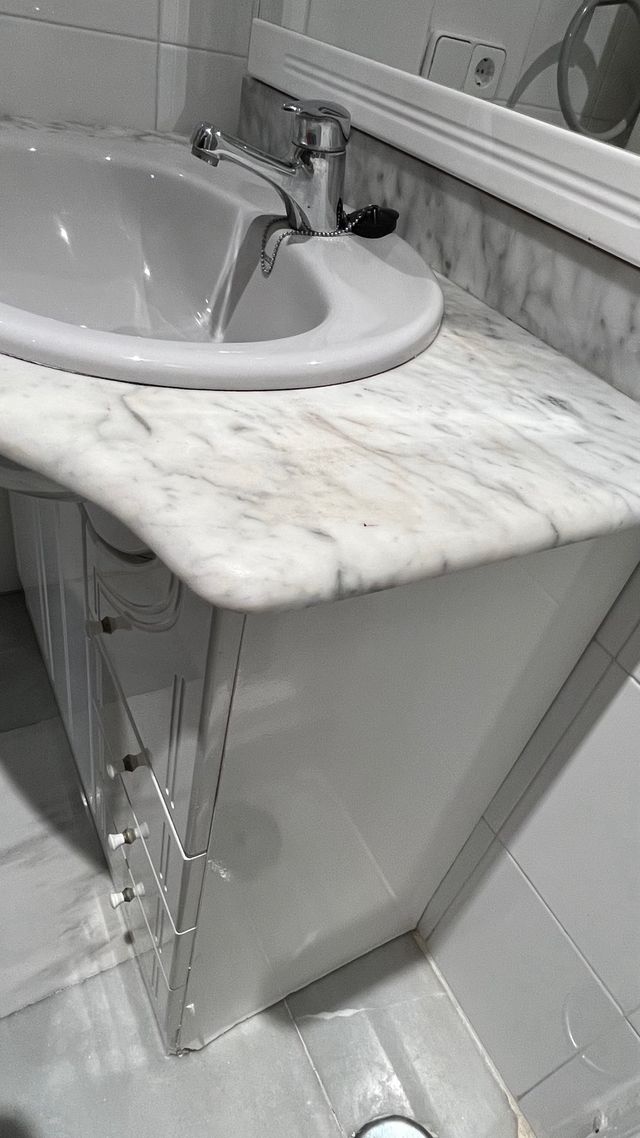 Mueble de baño con lavabo y encimera de mármol