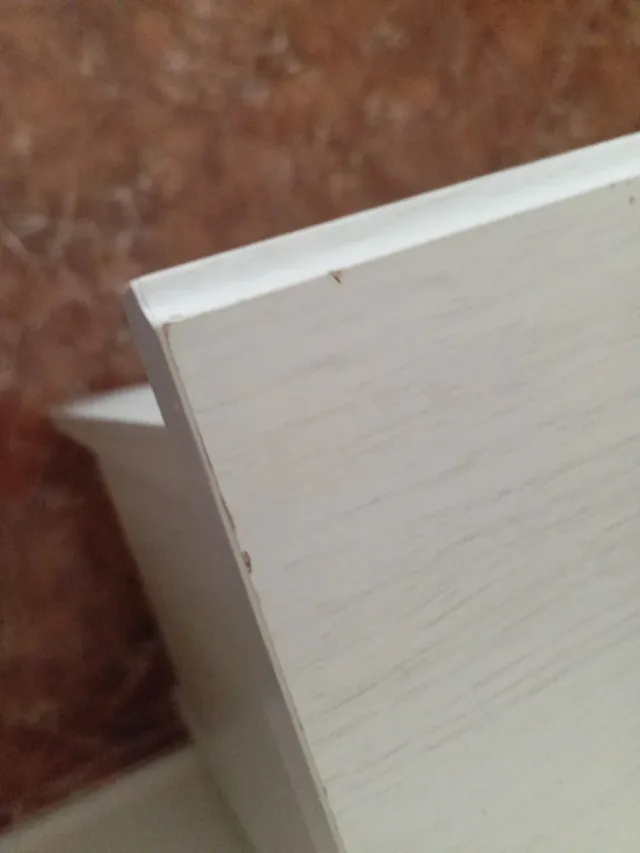 Cómoda de madera con detalles de mármol