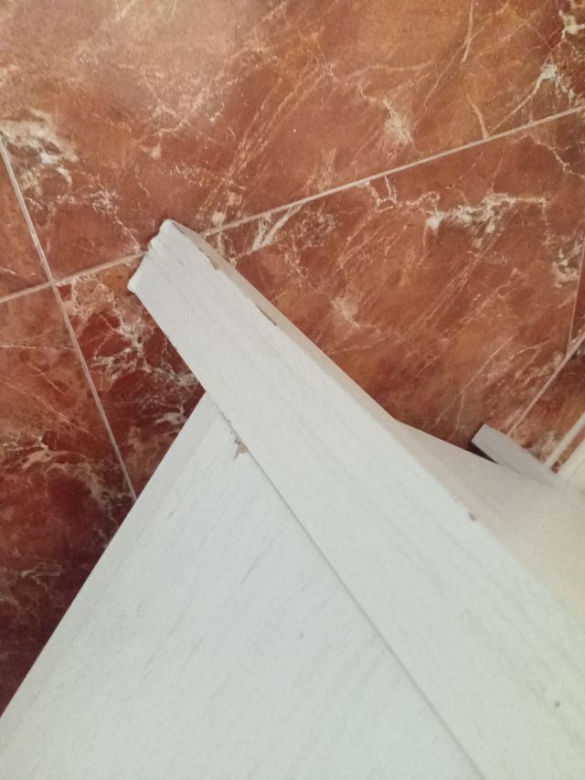 Cómoda de madera con detalles de mármol