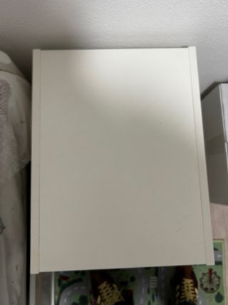 Cassettiera bianca e multicolore