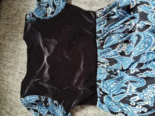 Vestido negro y azul con chaleco