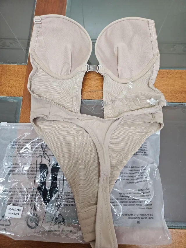 Body escote profundo sin espalda beige