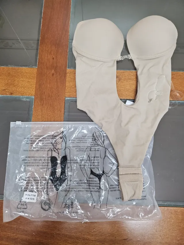 Body escote profundo sin espalda beige