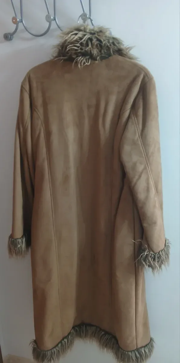 Abrigo largo marrón con pelo