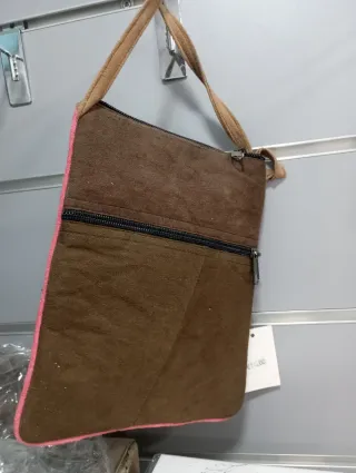 Bolso de cuero hecho a mano