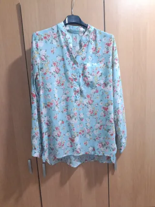 Blusa floral azul y multicolor