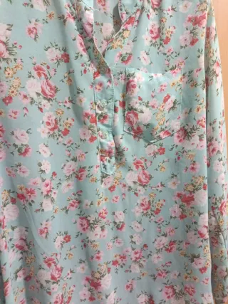 Blusa floral azul y multicolor