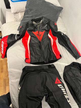 Traje de moto Dainese cuero negro/rojo