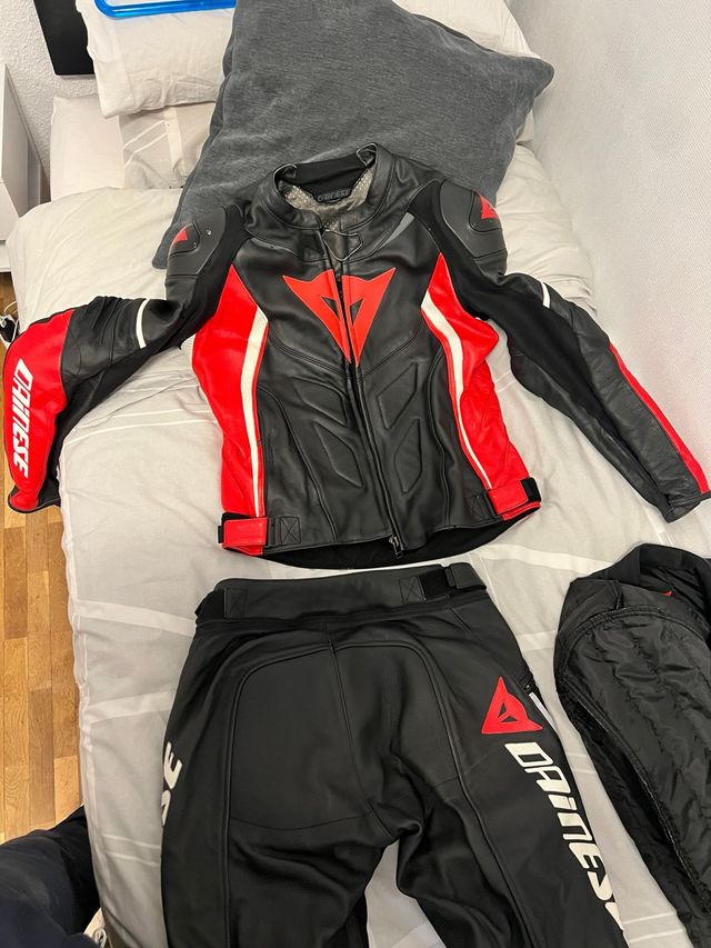 Traje de moto Dainese cuero negro/rojo