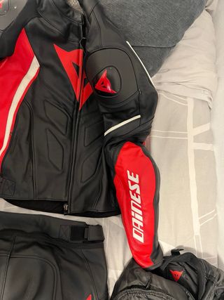 Traje de moto Dainese cuero negro/rojo