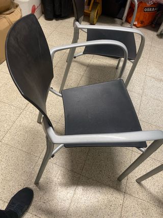 Sillas de oficina negras y gris    las tengo 7 muy