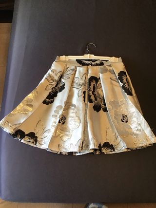 Falda dorada y blanca con flores