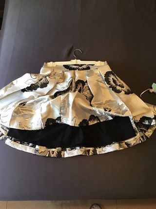 Falda dorada y blanca con flores