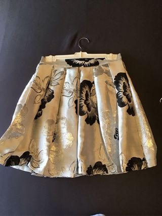 Falda dorada y blanca con flores
