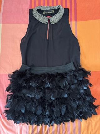 Top negro sin mangas con cuello adornado