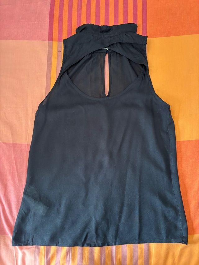 Top negro sin mangas con cuello adornado