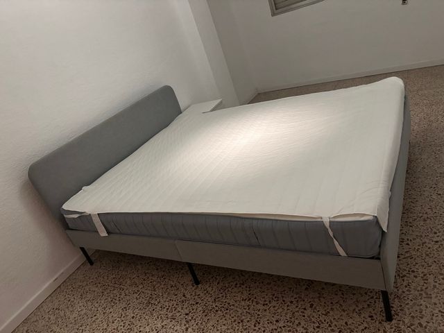 Letto matrimoniale grigio