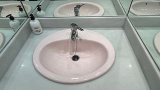 Baño completo con lavabo, grifo, encimera y más