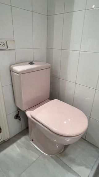 Baño completo con lavabo, grifo, encimera y más