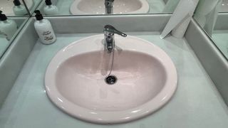 Baño completo con lavabo, grifo, encimera y más