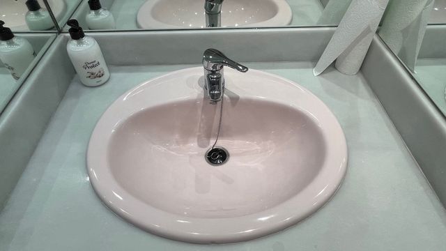 Baño completo con lavabo, grifo, encimera y más