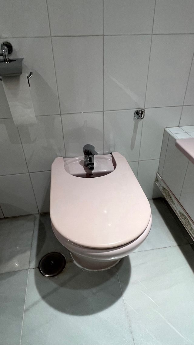 Baño completo con lavabo, grifo, encimera y más