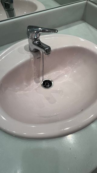 Baño completo con lavabo, grifo, encimera y más