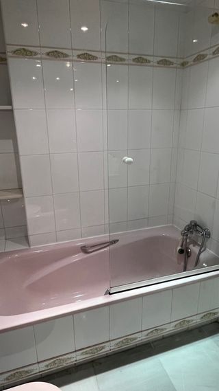 Baño completo con lavabo, grifo, encimera y más