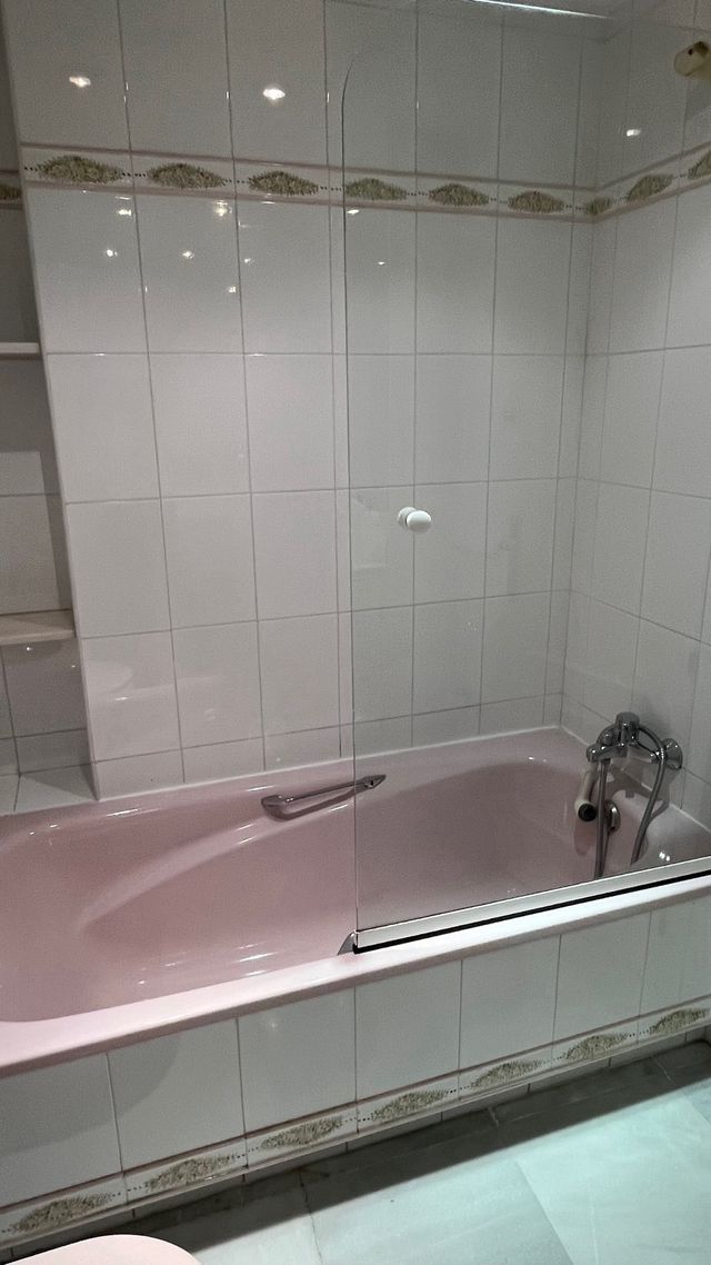 Baño completo con lavabo, grifo, encimera y más