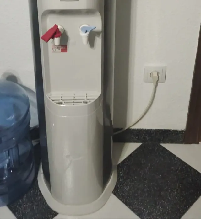 Dispensador de agua blanco negociable
