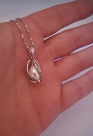 Collana con perla e dettagli luminosi