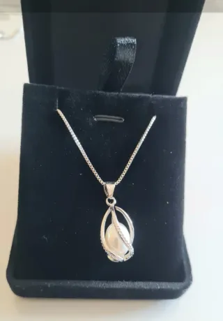 Collana con perla e dettagli luminosi