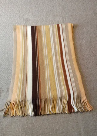 Bufanda de punto con rayas marrones y beige