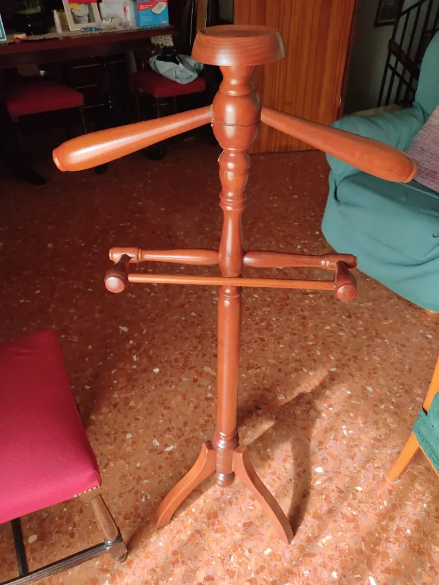 Perchero de pie de madera