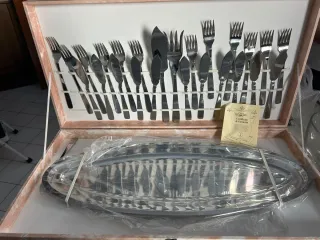 Servizio posate pesce con vassoio