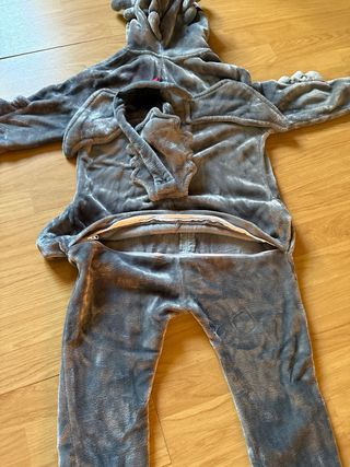 Pijama/disfraz de dinosaurio gris