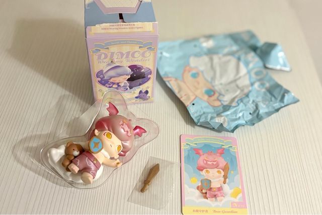 Figurita Dimoo- Bear Guardian (Weaving wonders)