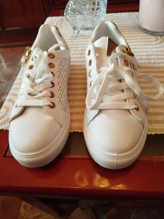 Zapatillas deportivas mujer blancas y doradas