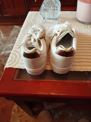 Zapatillas deportivas mujer blancas y doradas