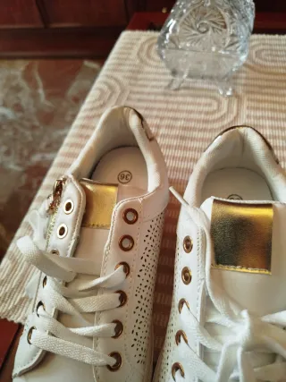 Zapatillas deportivas mujer blancas y doradas