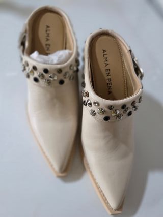 Zuecos Alma en Pena Beige